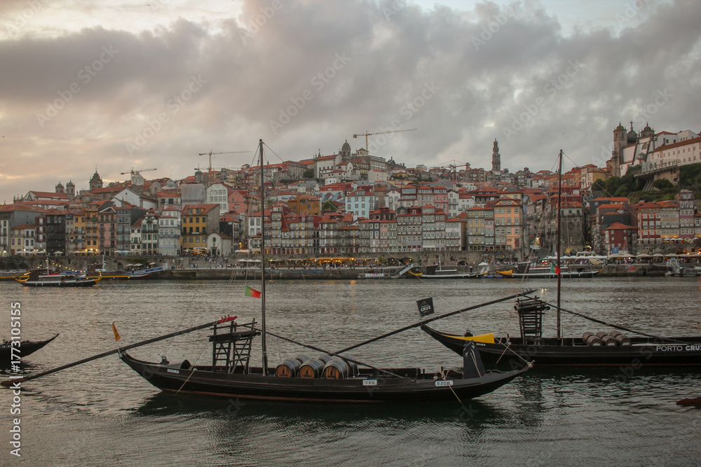 Obraz premium boats and Porto skyline at sunset