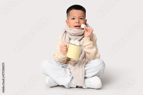 Cute little Asian boy in wa...