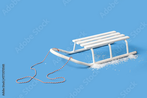Tableau sur toile White empty sled and decorative snow on blue background