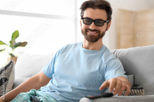 Young man in 3D glasses tak...