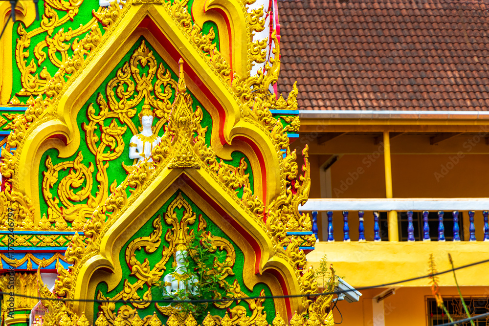 Obraz premium Suwankeereewong Temple wat golden Buddhist architecture details in Patong Thailand.