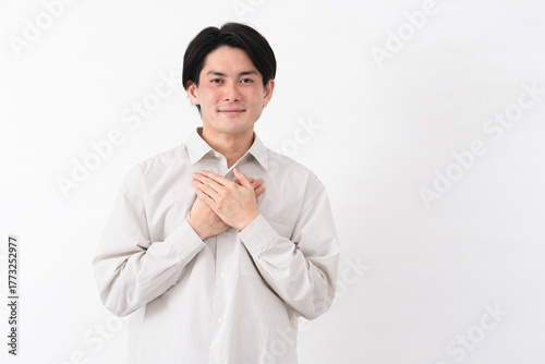 長袖白シャツを着ている若い男性