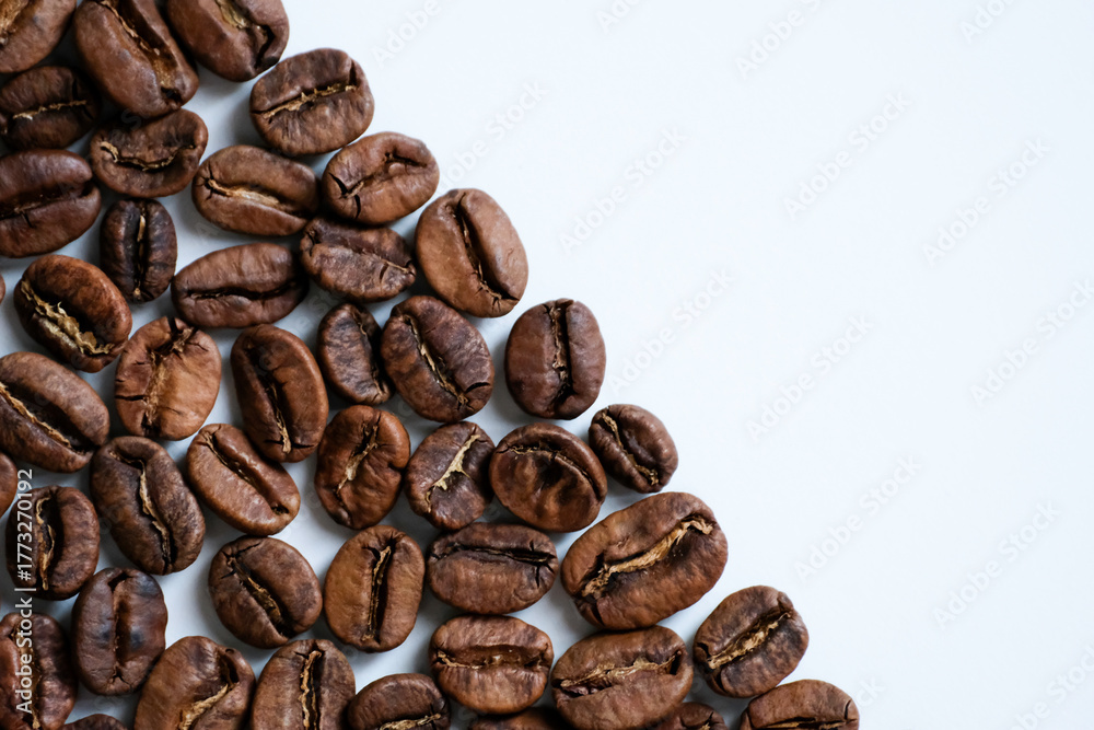 Naklejka premium Close-up of freshly roasted coffee beans