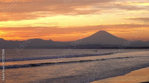 鵠沼海岸の夕焼けと富士山