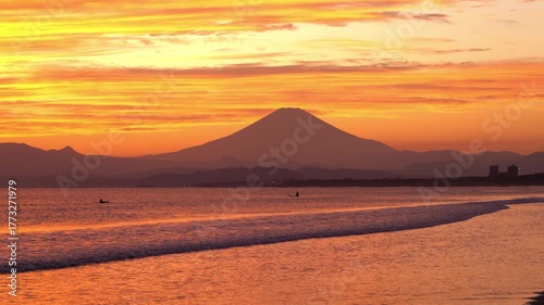 鵠沼海岸の夕焼けと富士山