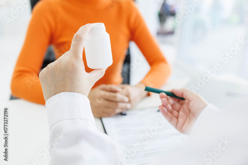 Quadro su tela A doctor is showing a patient a bottle of medicine