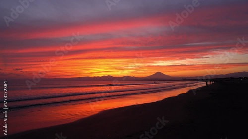 鵠沼海岸の夕焼けと富士山