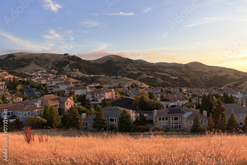 Fotografía Golden grass in the hills at sunset in San Ramon, California