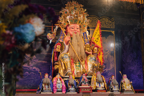 Tableau sur toile Golden chinese deity surrounded by smaller deities in a shrine