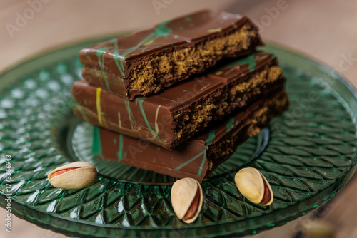 Tableau sur toile A bar of Dubai chocolate with dates, kadayif and pistachio paste with pistachios