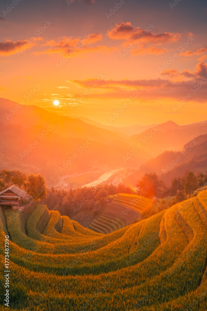 Φωτογραφία Aerial view of golden rice terraces at Mu Cang Chai town near Sapa city, North of Vietnam
