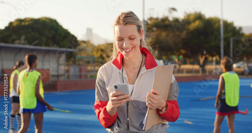 Foto Coach, hockey turf or happy woman with phone for match organization, event info or opponent approval