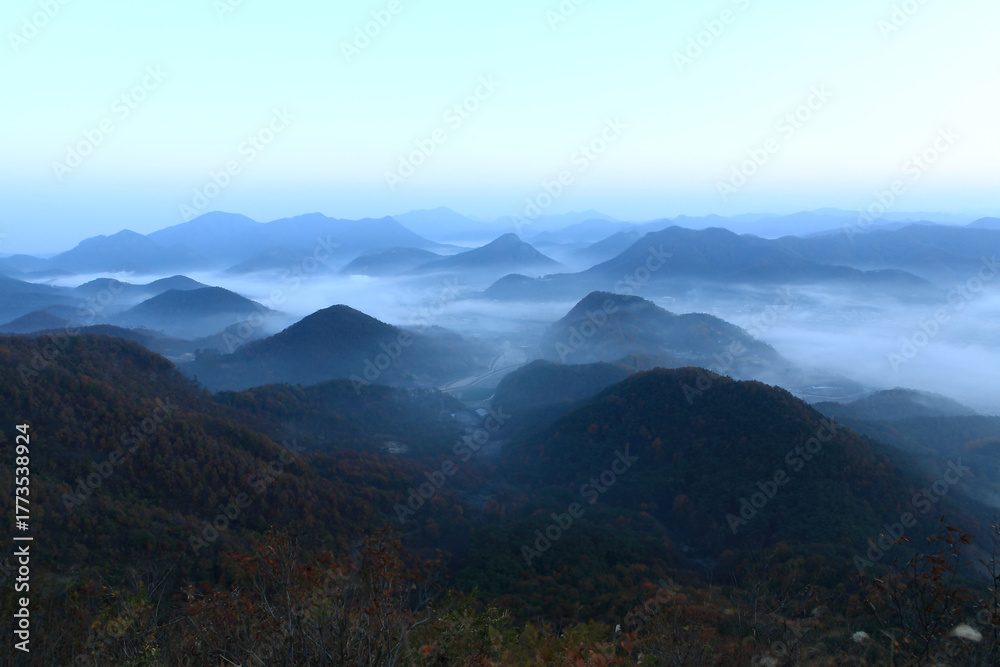 Naklejka premium a misty view through the mountains