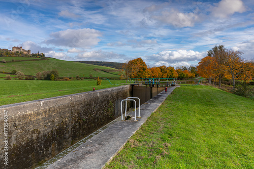 Une Écluse en contrebas du village Châteauneuf dans la région Bourgogne-Franche-Comté