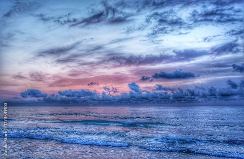 Amanecer en el mar.