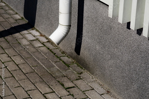 Tuyau de drainage d'eau de pluie. Tuyau d'évacuation de gouttière.