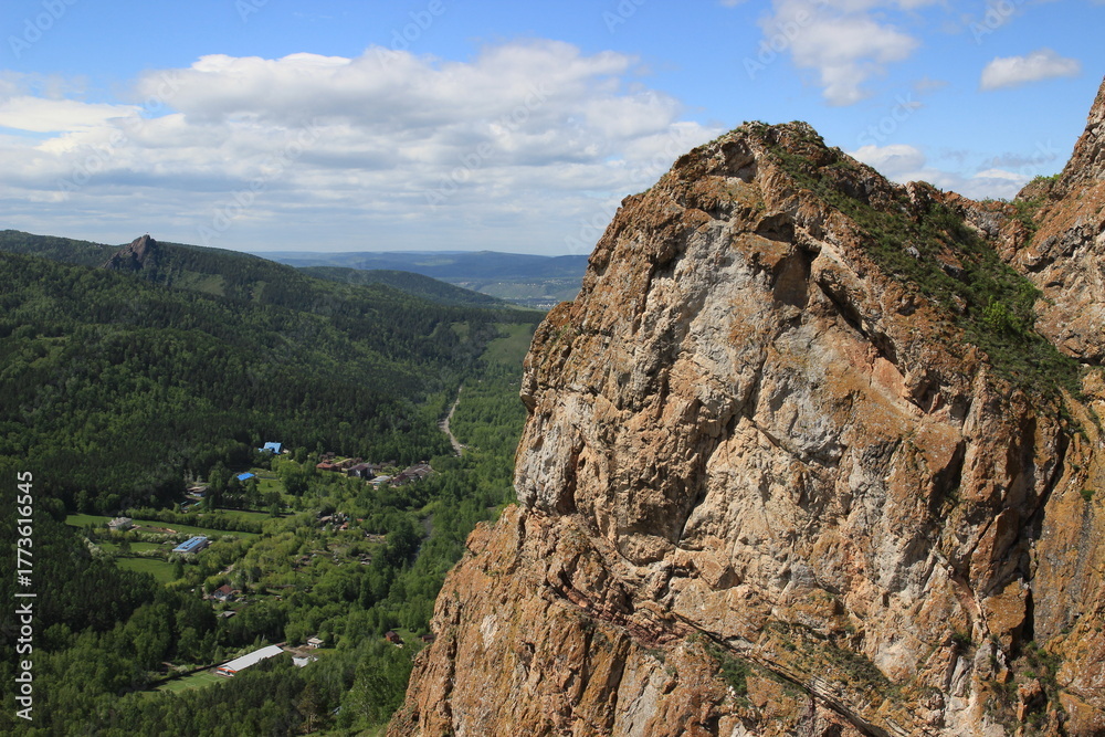 Naklejka premium Landscape view of the mountain valley