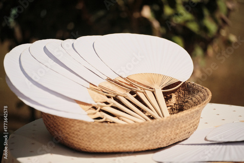 Foto Basket with white bamboo fans on table — summer wedding detail, landscape orient
