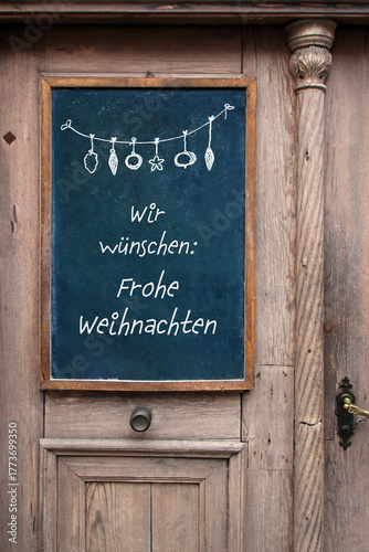 frohe weihnachten tafel an holztür