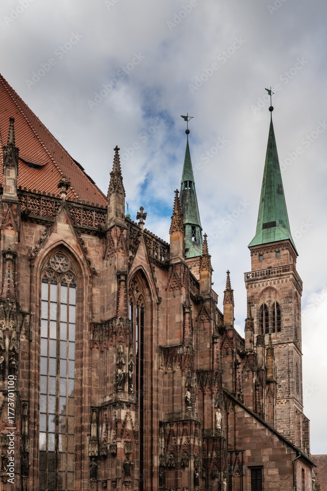 Fototapeta premium view of the Sebaldus Church in the main city square of historic Nuremberg