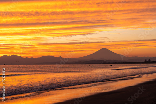 湘南鵠沼海岸 オレンジ色の夕焼けと富士山