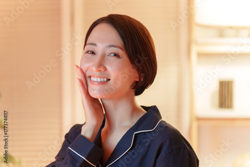 夜スキンケアするミドル女性