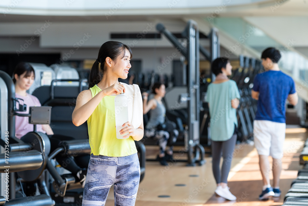 Fototapeta premium ジムでトレーニングをする若い女性 撮影協力：スポーツクラブ&サウナスパ ルネサンス 幕張24