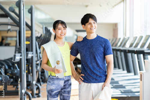 ジムでトレーニングをする若い男女　撮影協力：スポーツクラブ&サウナスパ ルネサンス 幕張24