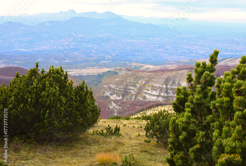 panorama sul gran sasso da i pini della majella durante l'autunno