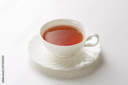 白い背景に暖かい紅茶のイメージ