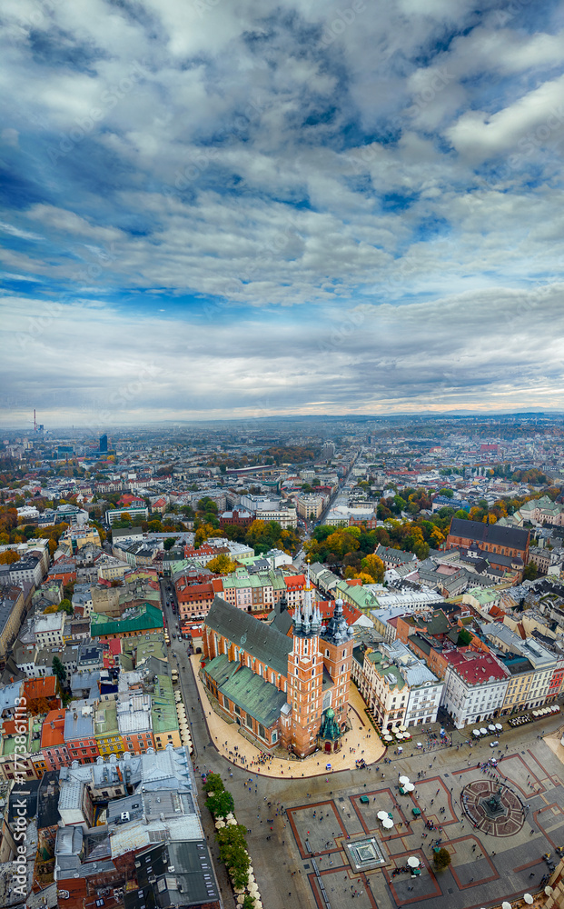 Obraz premium Krakow, Poland. Aerial view of St. Mary's Basilica (Bazylika Mariacka) on sunrise