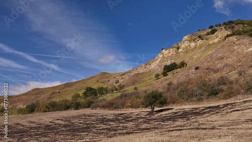 
Drone – Paesaggio collinare arido in Campania, Italia, con pendii rocciosi e cielo blu limpido
