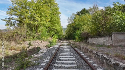 Drone – Binari ferroviari dismessi immersi nella natura in Campania, Italia