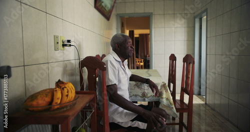 Papier peint African American Elderly man in a moment of quiet reflection, thoughtful gaze an