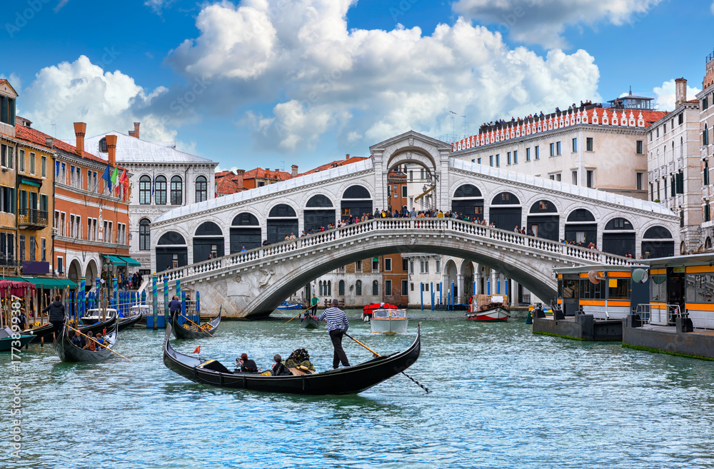 Fototapeta premium Rialto bridge and Grand Canal in Venice, Italy. View of Venice Grand Canal with gandola. Architecture and landmarks of Venice.