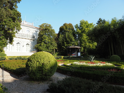 Opatija ist eine kroatische Küstenstadt an der Adria. Die Stadt war ein angesagter Kurort im 19. Jahrhundert und hat viele Villen der Habsburg-Ära. 
