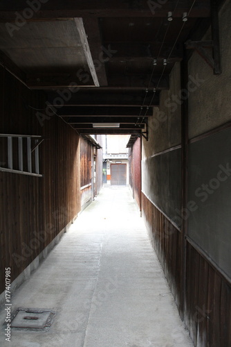 Vászonkép Narrow alley between to old machiya in Kyoto
