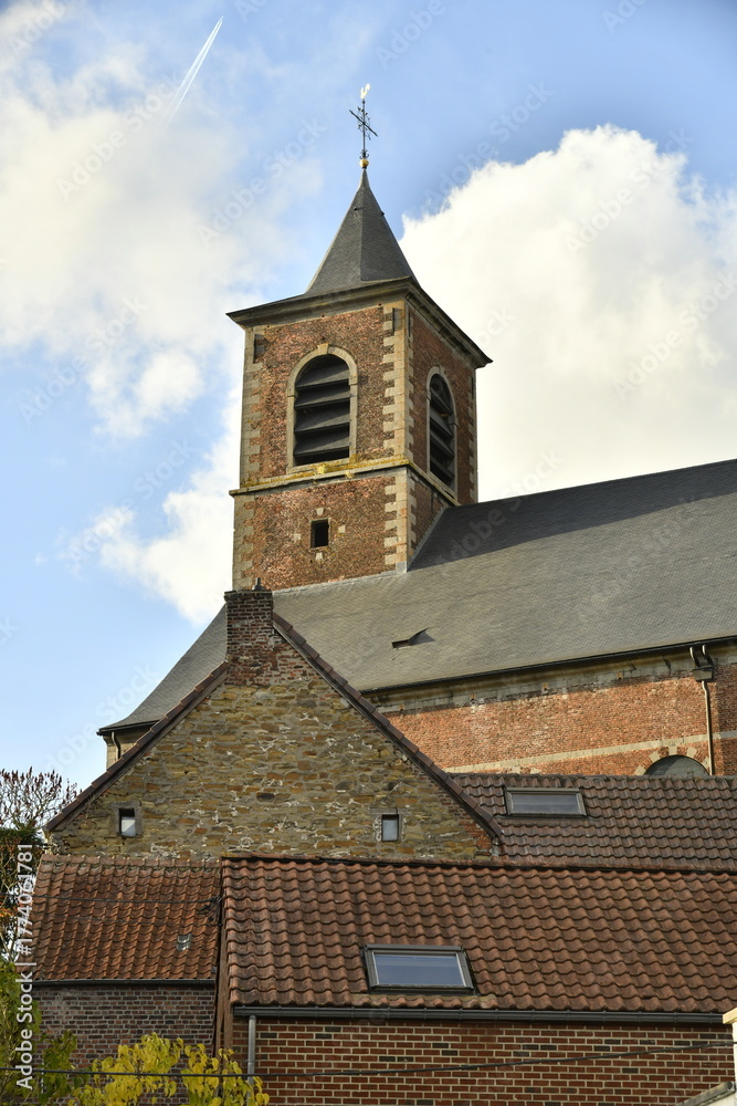 Fototapeta premium Le clocher de l'église Saint Rémy à Écaussinnes-Lalaing (Soignies)