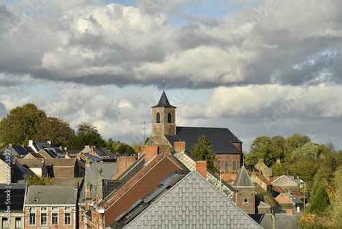 Foto L'église Saint-Rémy dominant les toits des maisons traditionnelles sous un ciel