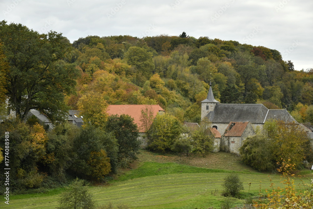 Obraz premium Le village de Sosoye et l'église Notre-Dame de la Nativité dans un environnement bucolique en automne à Anhée (Dinant)
