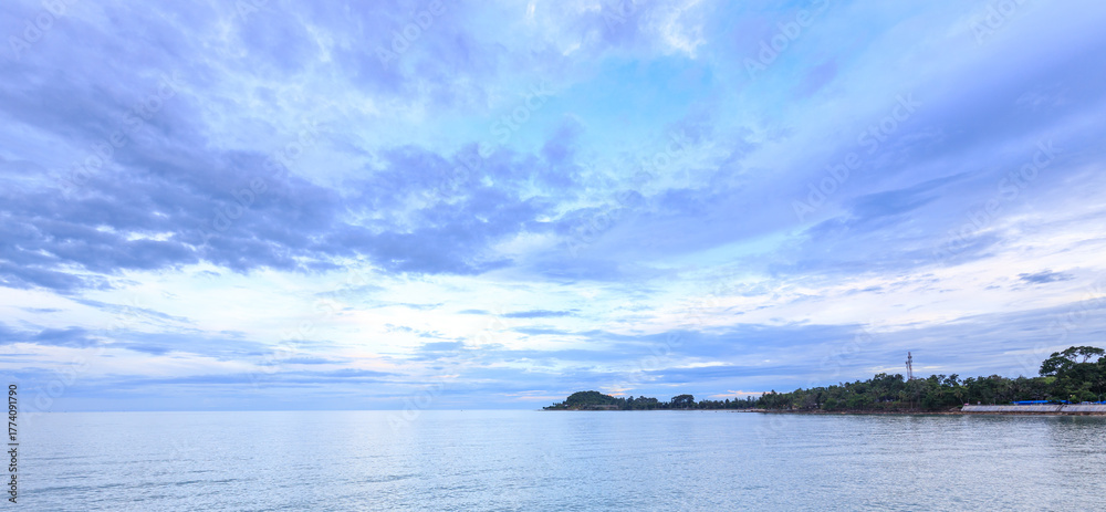Obraz premium Beautiful blue sky with a few clouds and a calm ocean