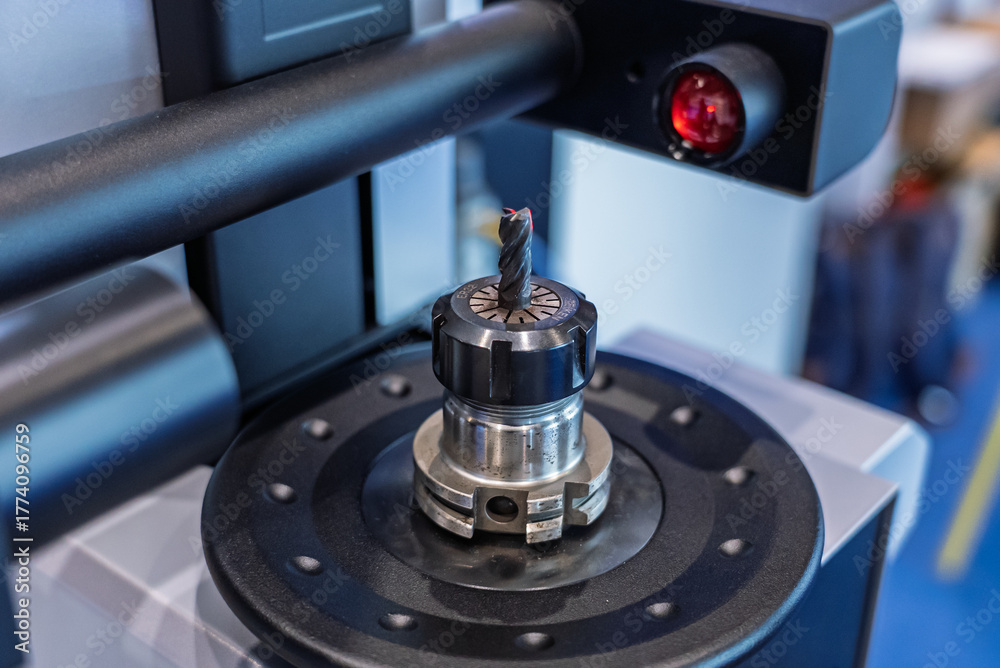 Obraz premium Laser CNC tool measurement machine accurately measuring the length and diameter of cutting machining tools, precision equipment used in workshops and industrial manufacturing environments