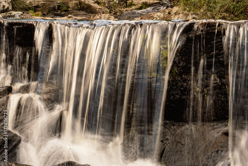 Salto de agua fotografiado a baja velocidad de obturación
