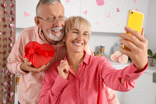 Happy mature couple with gi...