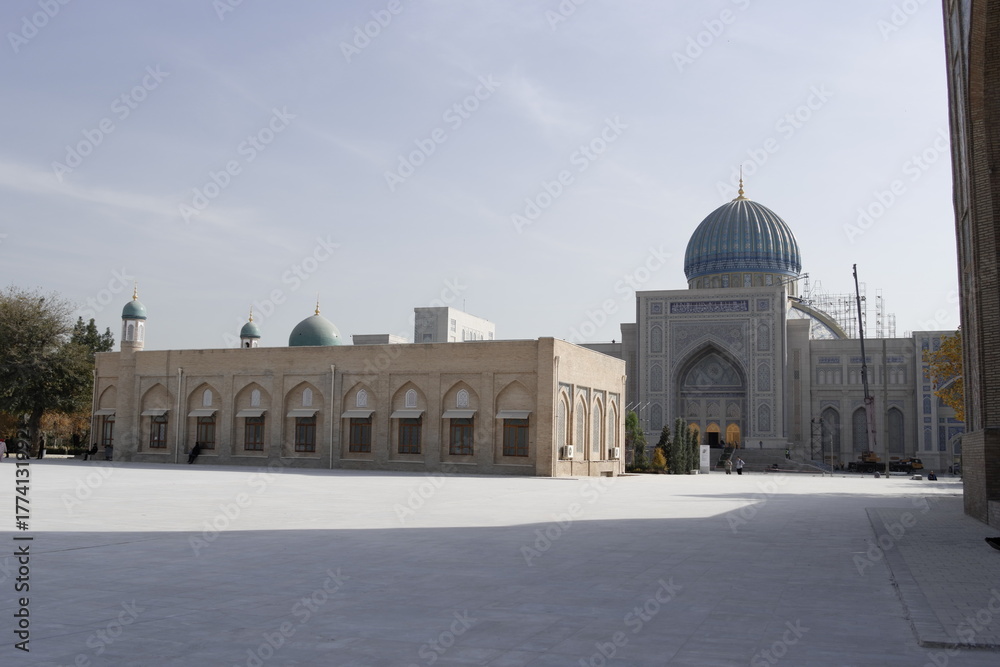Naklejka premium ウズベキスタンの首都タシケントにあるティムール広場の銅像と博物館、及びコーラン博物館と近辺のイスラム建築。