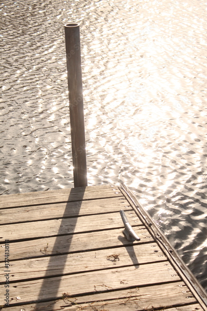 Obraz premium A lake dock at dusk