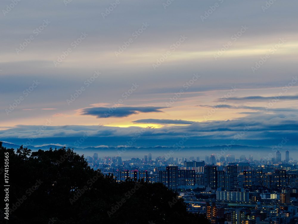 Fototapeta premium 早朝、神戸市東灘区の岡本の高台より芦屋大阪方面を撮影
