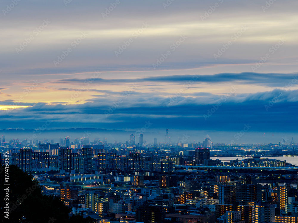 Obraz premium 早朝、神戸市東灘区の岡本の高台より芦屋大阪方面を撮影