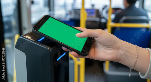 Fototapeta kuchenna バス車内でスマートフォン（モバイルICカード）を利用して運賃を支払う乗客