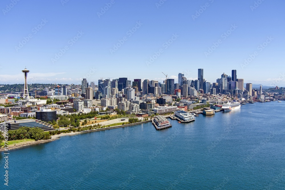 Fototapeta premium Seattle skyline on a sunny day in June